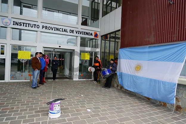 El reducido grupo protestó desde las 10 de la mañana.