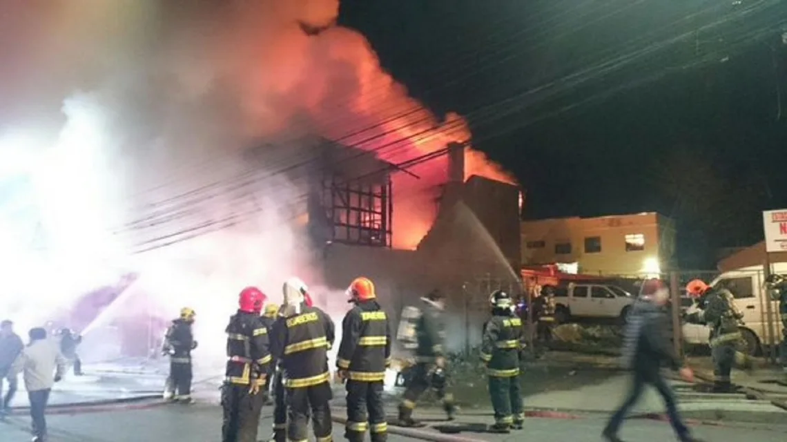  Punta Arenas: Incendio destruyó dos locales comerciales