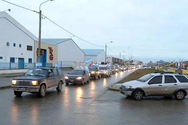 La caravana del PJ, al momento de encarar hacia el barrio Perón.