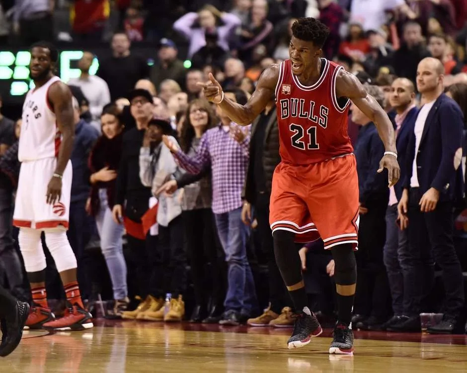 Jimmy Butler, de los Bulls de Chicago, celebra luego de encestar un triple ante los Raptors de Toron