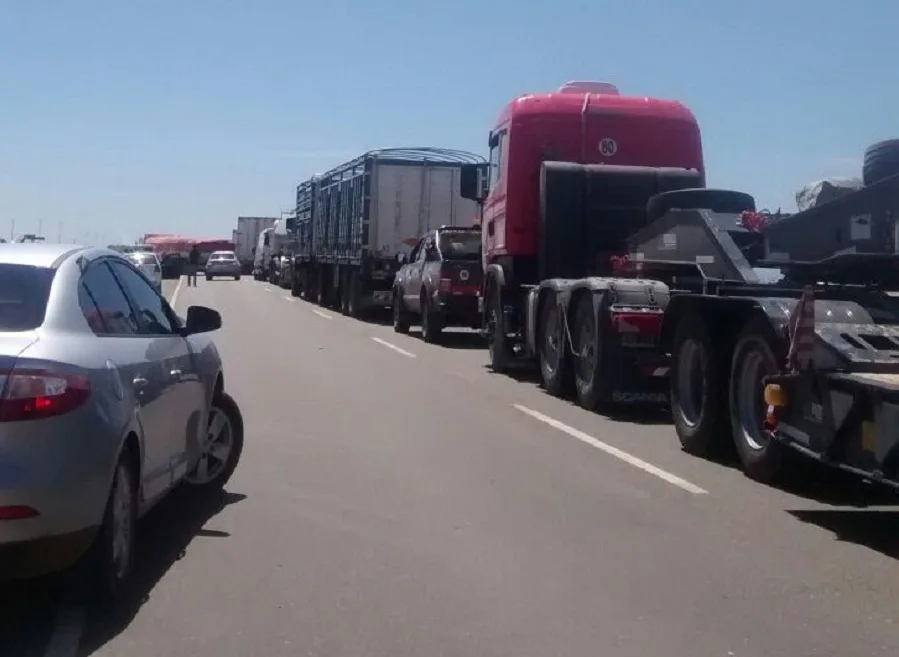 Caleta Olivia está sin combustible y con cortes de rutas indefinidos