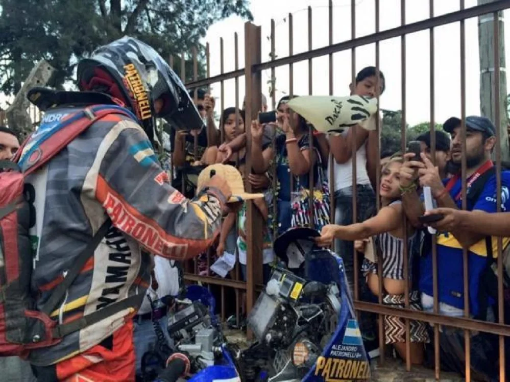  Marcos firmando autógrafos. 