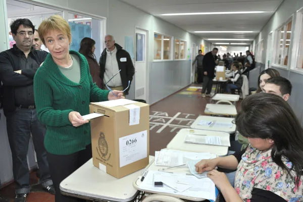 Fabiana Ríos, al momento de votar en la Escuela 10.