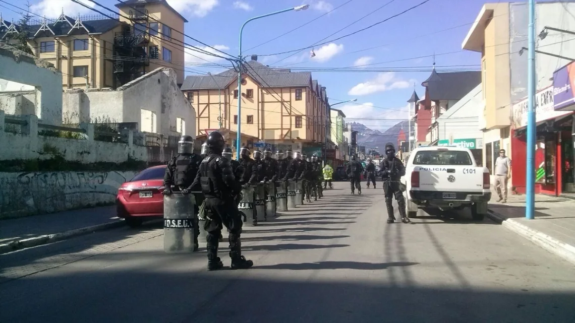 Gremios estatales mantienen tomada la Legislatura provincial