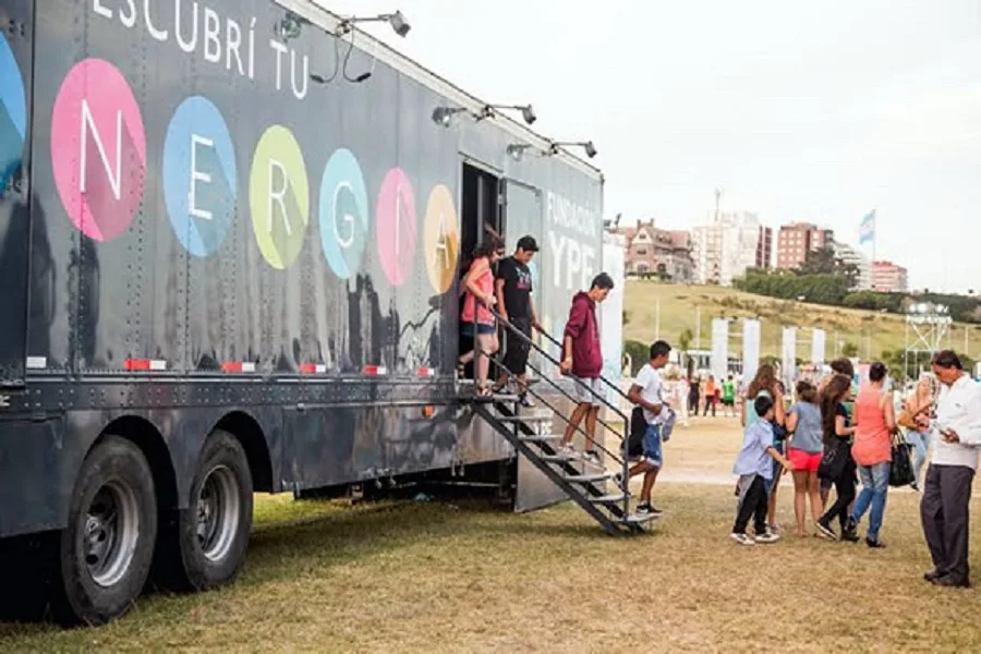 Llega a Río Grande el camión de la fundación YPF con una muestra científica