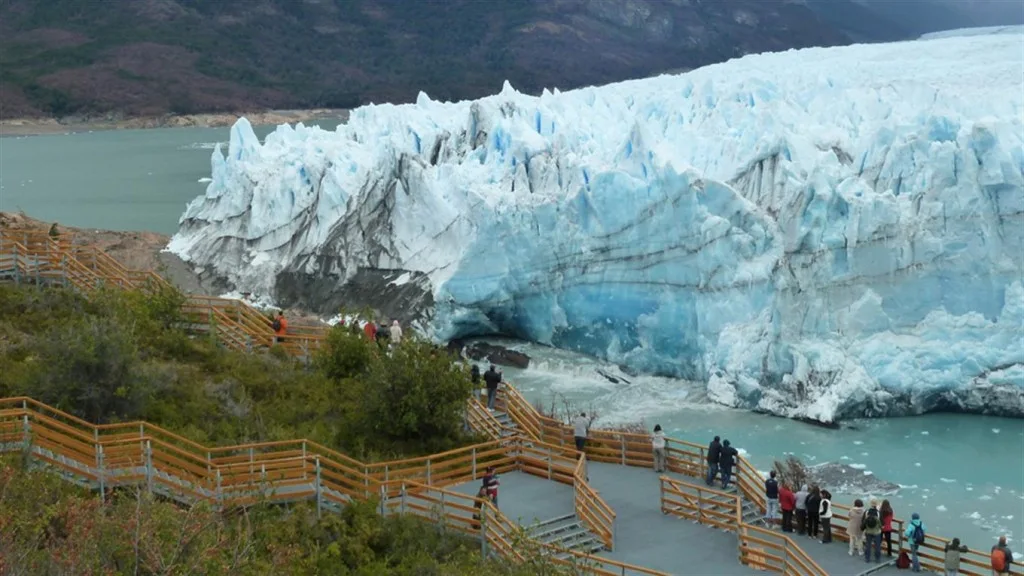 Crece la expectativa por la ruptura del glaciar Perito Moreno