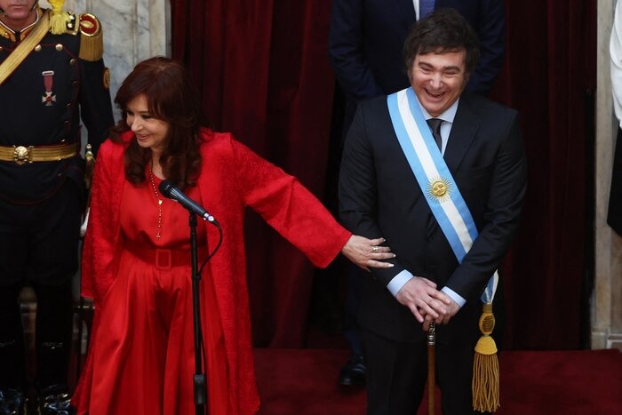 Cristina Kirchner y Javier Milei sonríen en el traspaso de mando, el 10 de diciembre de 2023. .