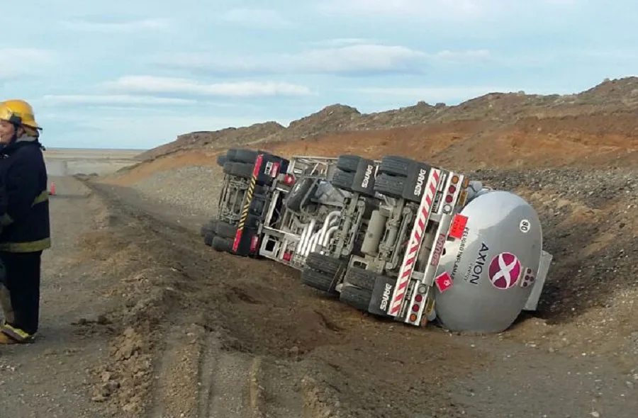 Volcó camión con combustible que se dirigía a Río Grande