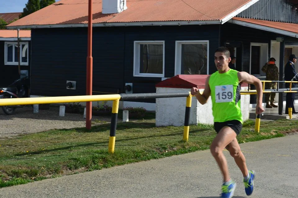 Atletismo: Pablo Ernaga se impuso en el Aniversario de Malvinas