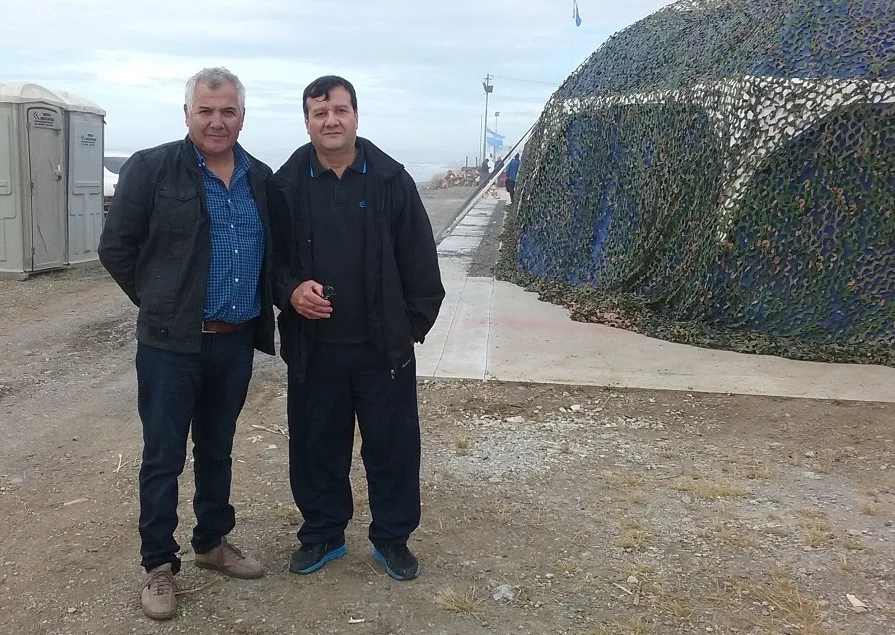 Petroleros preparan tradicional locro en la Carpa de la Dignidad