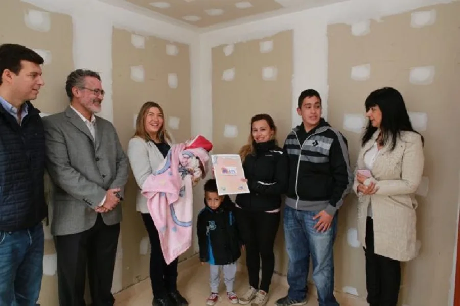 La Gobernadora entregó casas a dos familias de Río Grande  