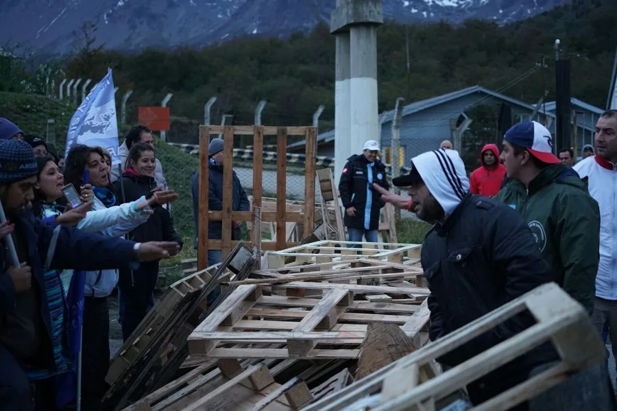 Camioneros desalojaron a la fuerza un piquete de trabajadores estatales