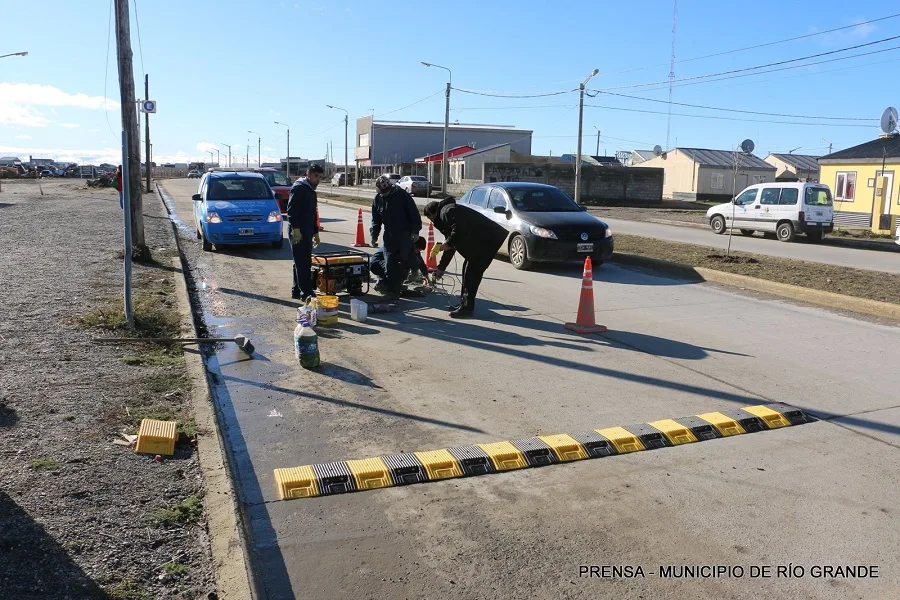 Colocan reductores de velocidad en cercanías de escuelas de la margen sur