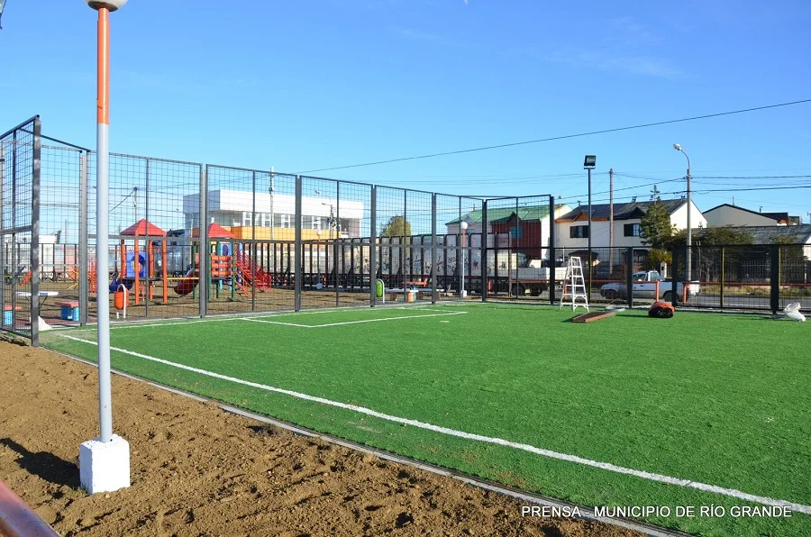 Se inaugurará la nueva cancha de césped en la plaza de los animales 