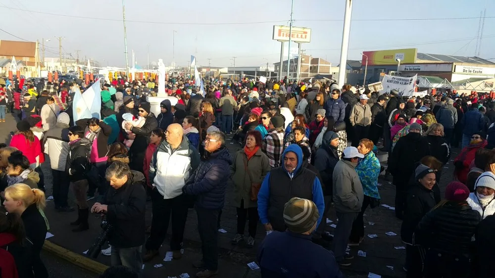 Masiva pueblada contra el tarifazo del gas impuesto por el Gobierno nacional