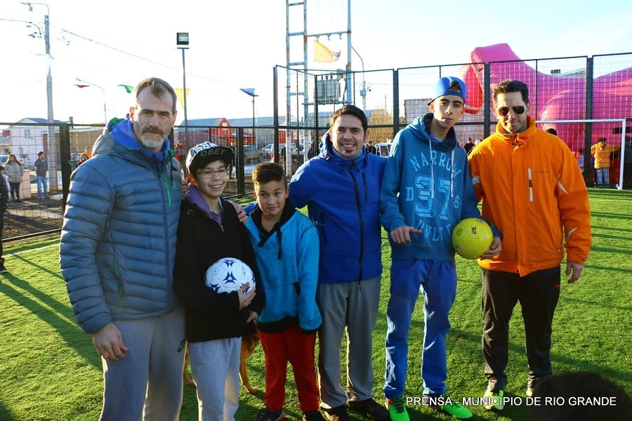 Se ignauguró la cancha de césped sintético para el Danés y alrededores