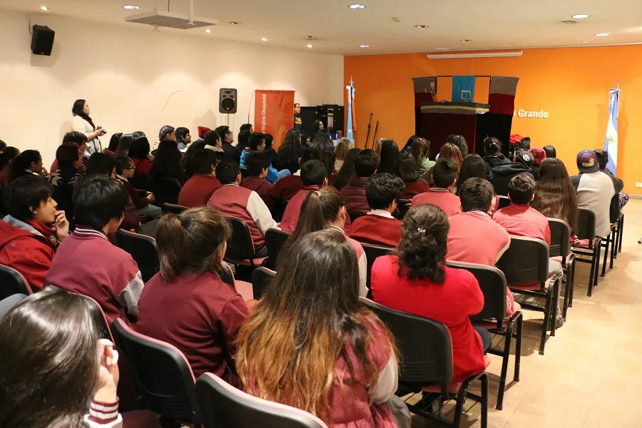 Acompañan la presentación de la obra de teatro contra la violencia de género