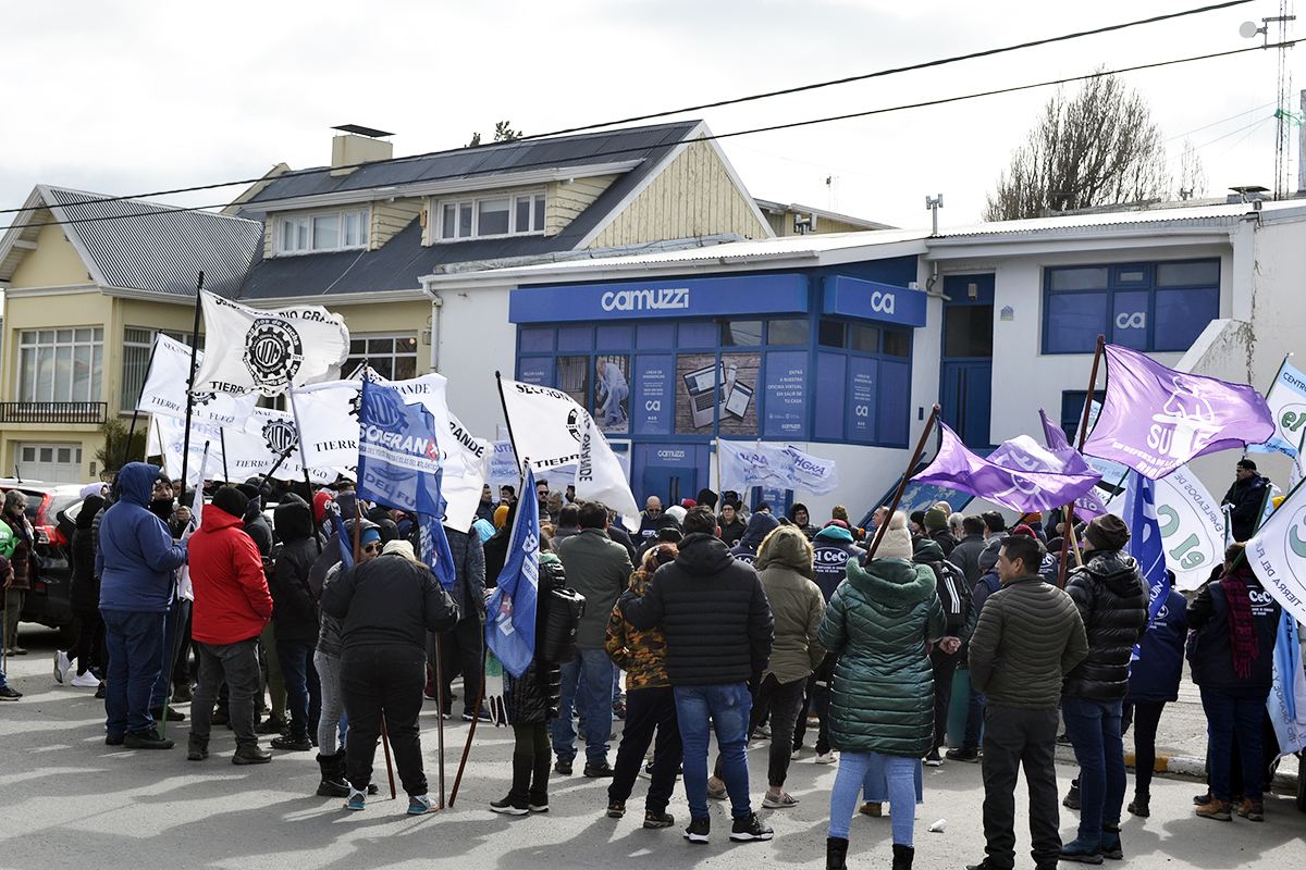 La convocatoria se realizó frente a las oficinas de Camuzzi.