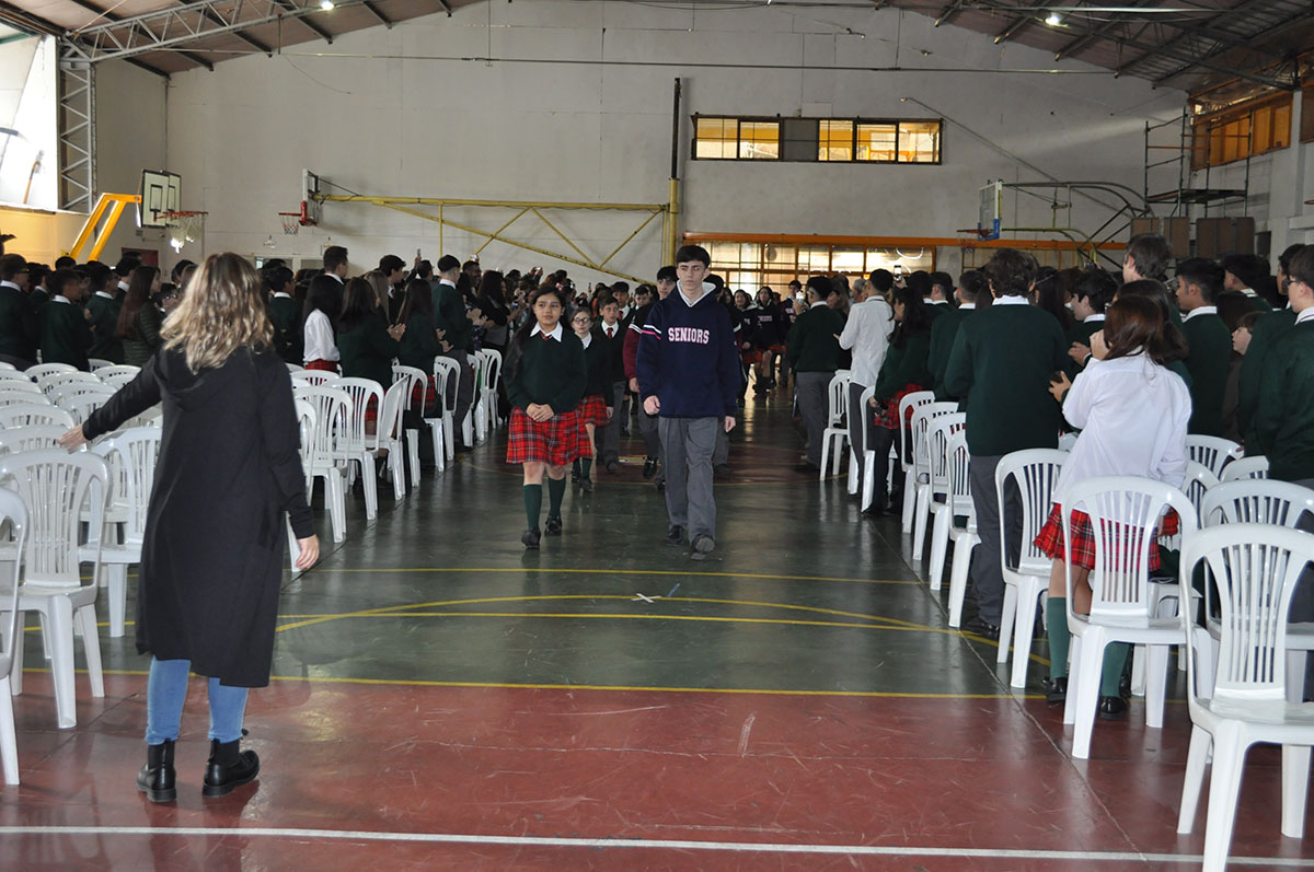 Alumnos del primer año del CIERG ingresan al acto.