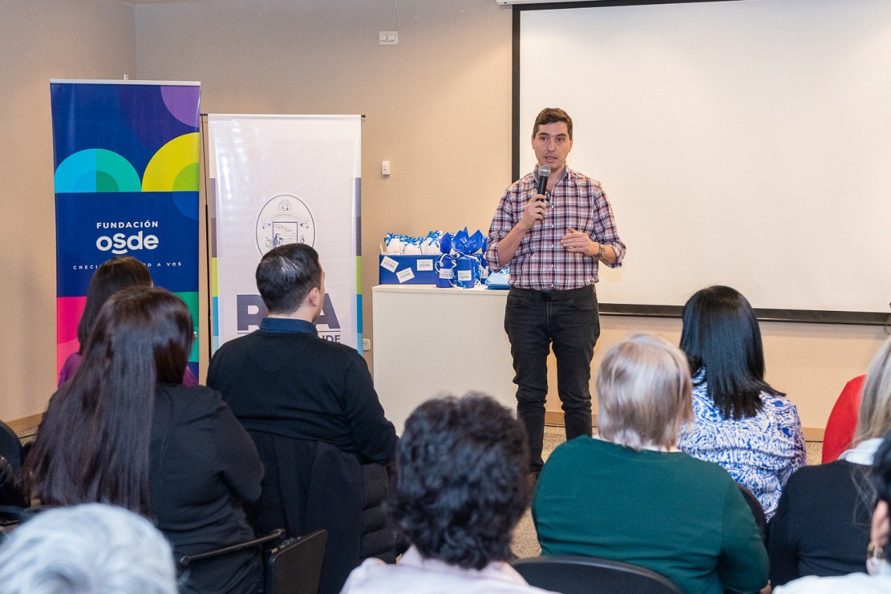 Finalizó el curso "Asistentes en el arte de cuidar niñas y niños"