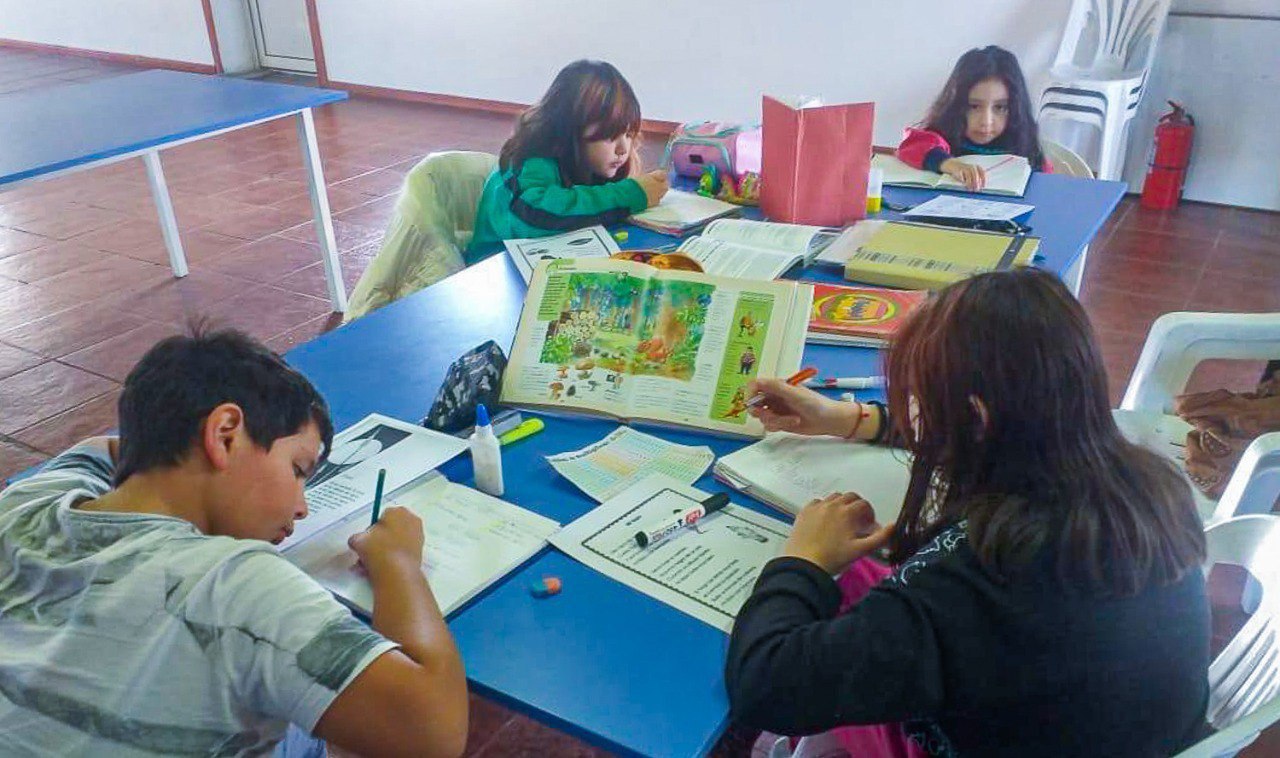 Continúan las clases de apoyo escolar en los diversos barrios