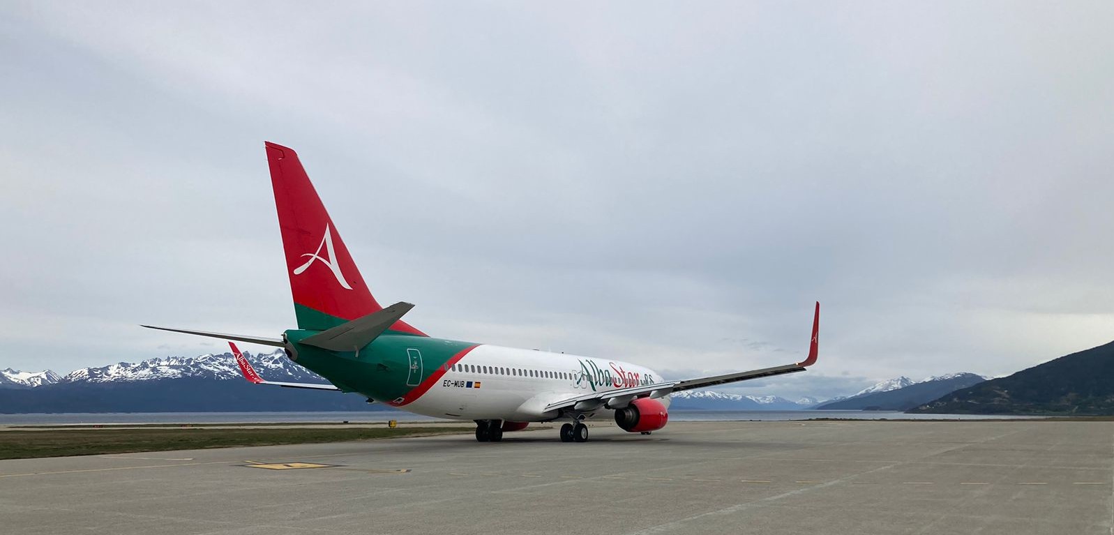 El Boeing 737-86J de AlbaStar, matrícula EC-MUB, ya fue registrado aterrizando en Ushuaia.