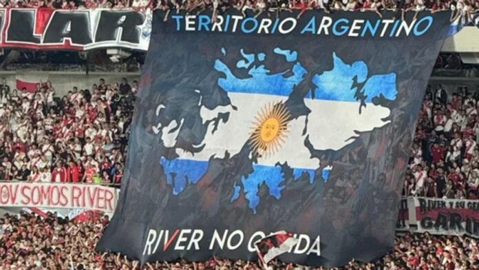 Crece la polémica con Conmebol por la prohibición de usar banderas de Malvinas en las canchas argentinas