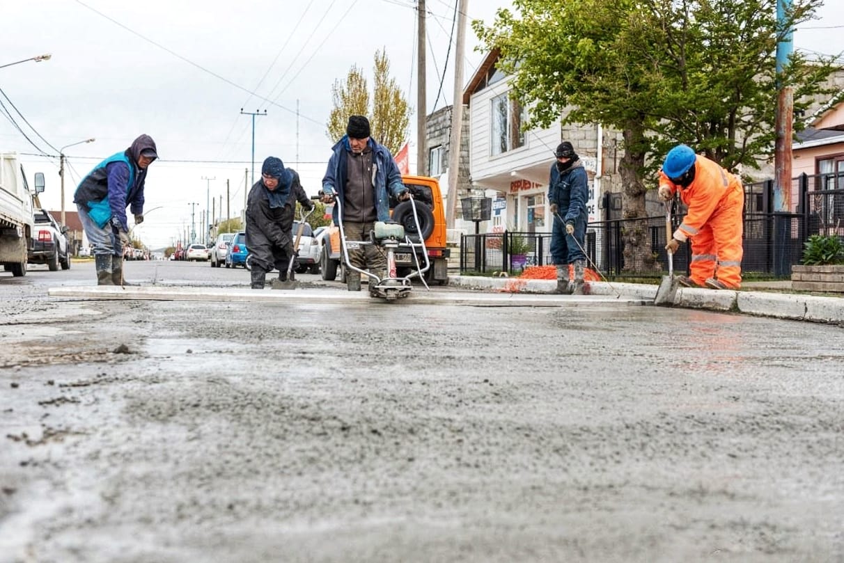 Intensa labor de bacheo en las calles de Río Grande