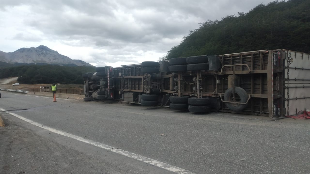 Camión de la empresa STACH volcó en el puente de Tierra Mayor