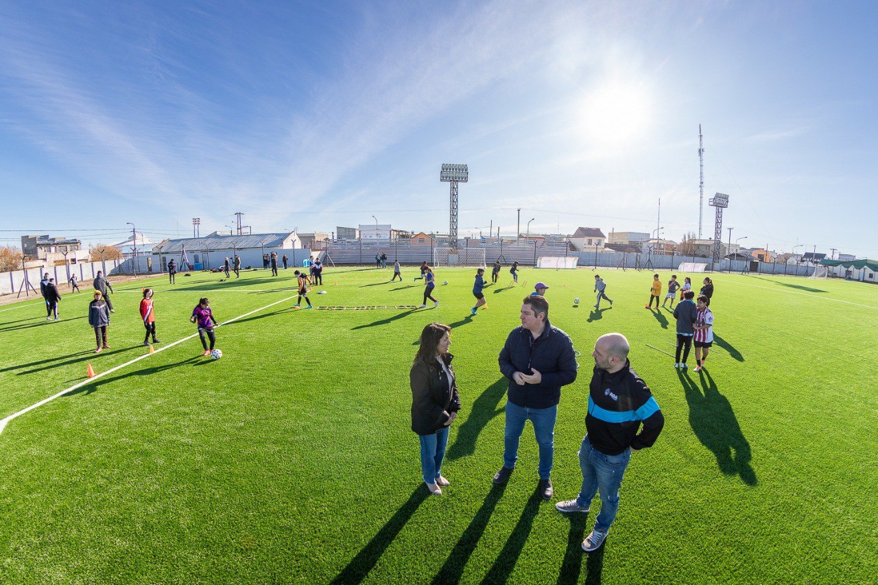 La primera cancha de césped sintético homologada por la FIFA en la Patagonia se inaugurará en Río Grande