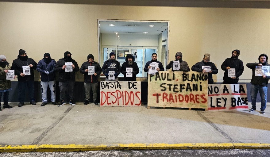 Un grupo de personas recibió a Pablo Blanco con carteles en su contra. (Foto: www.desdelasbases.com.ar).