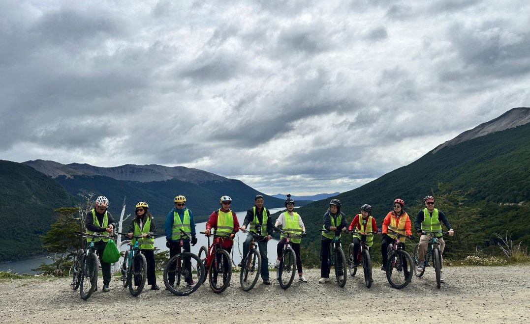 Ciclistas chinos recorrieron Ushuaia para promover su turismo alternativo