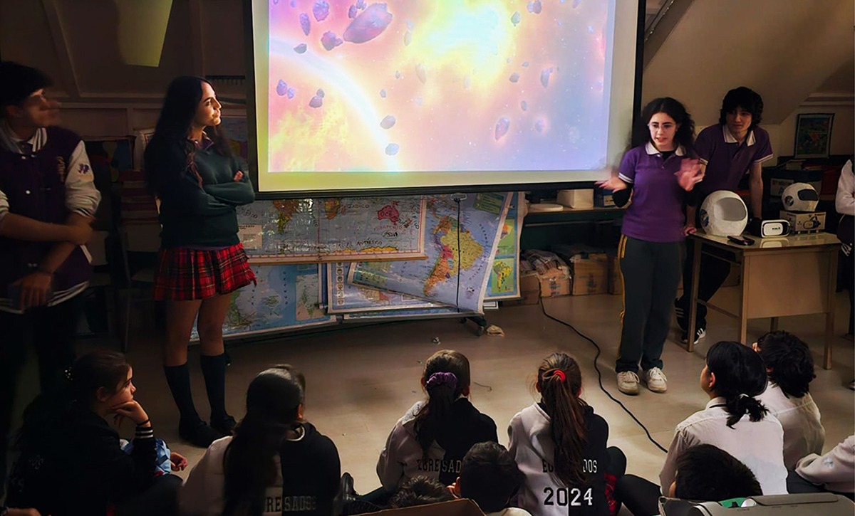 Alumnos del sexto año de Ciencias Naturales del CIERG expusieron como docentes en la asignatura de Astronomía y Astrofísica que les impartió el profesor Gerardo Vilchez, a los pequeños del 6° grado de la escuela primaria EADEB.