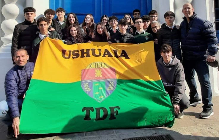 Alumnos del Colegio Integral Ushuaia dependiente de la FUNDATEC participaron del acto central en Tucumán por el Día de la Independencia. El escudo del CIEU incluye el símbolo de la UTN y el lema es Floreat Veritas (que florezca la verdad en latín).