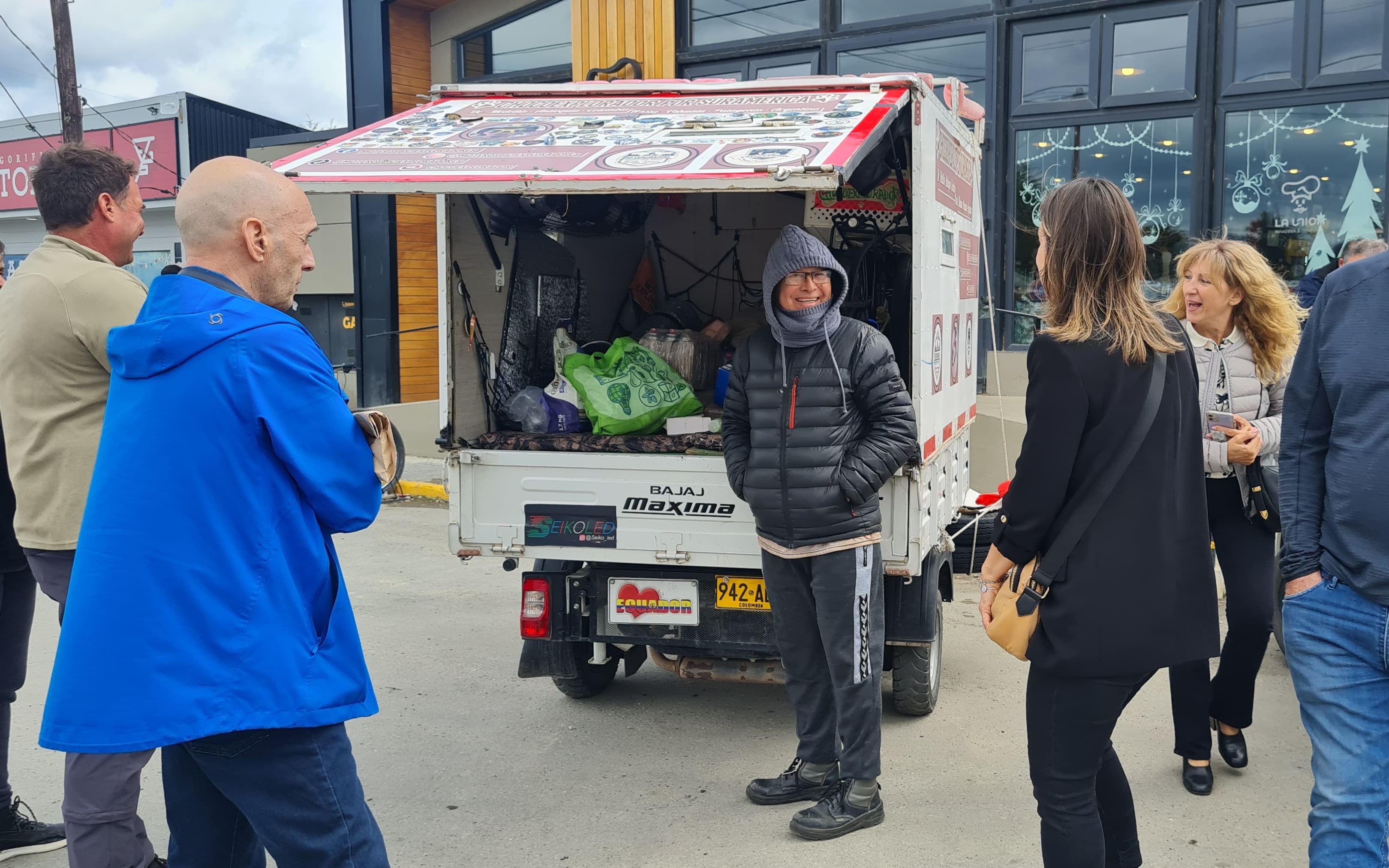 En un motocarro un colombiano, llega a Ushuaia