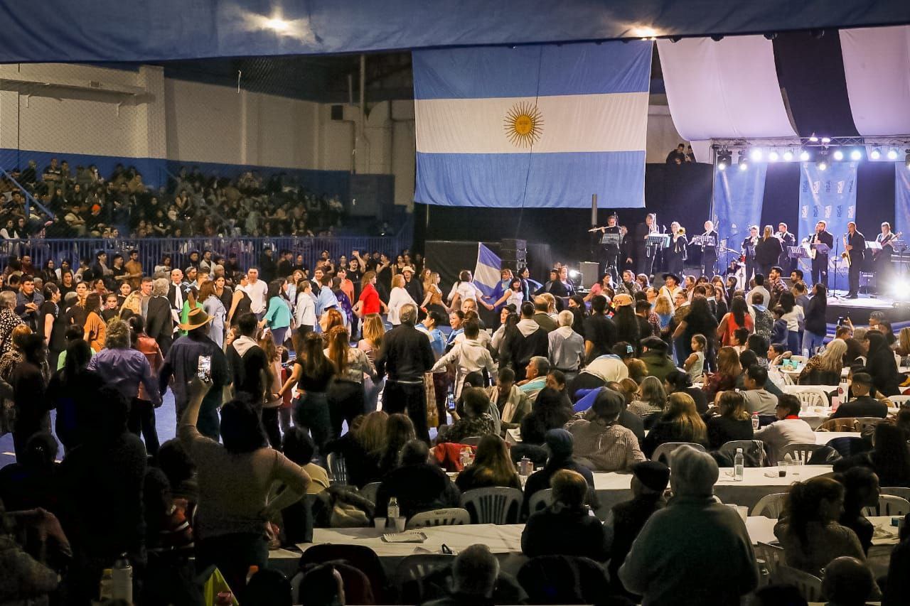 Se viene la gran fiesta folklórica, Esperando el 25