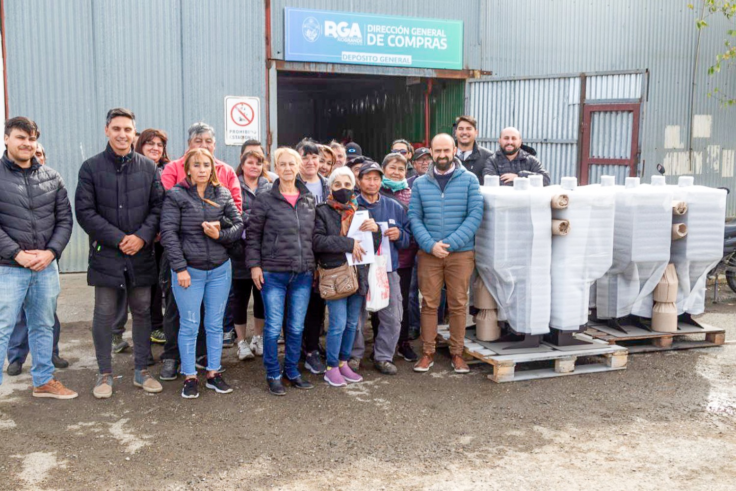 El Municipio de Río Grande entregó más de cien estufas a biomasa a productores locales