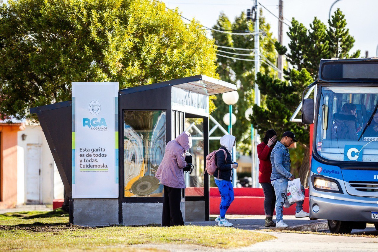 El Municipio de Río Grande reacondiciona las nuevas garitas de colectivos