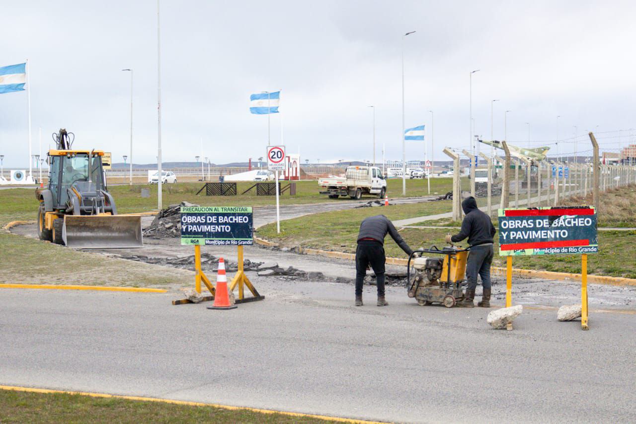 Retoman trabajos de remediación asfáltica en la Av. Héroes de Malvinas en Río Grande