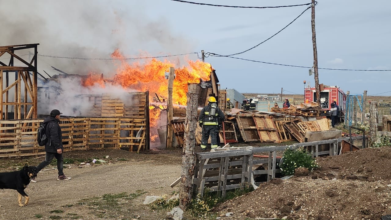 Familia lo perdió todo en un incendio en el barrio Chacras del Sur