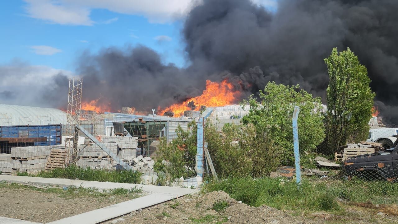 Incendio en el parque industrial, se propaga y peligran otras estructuras