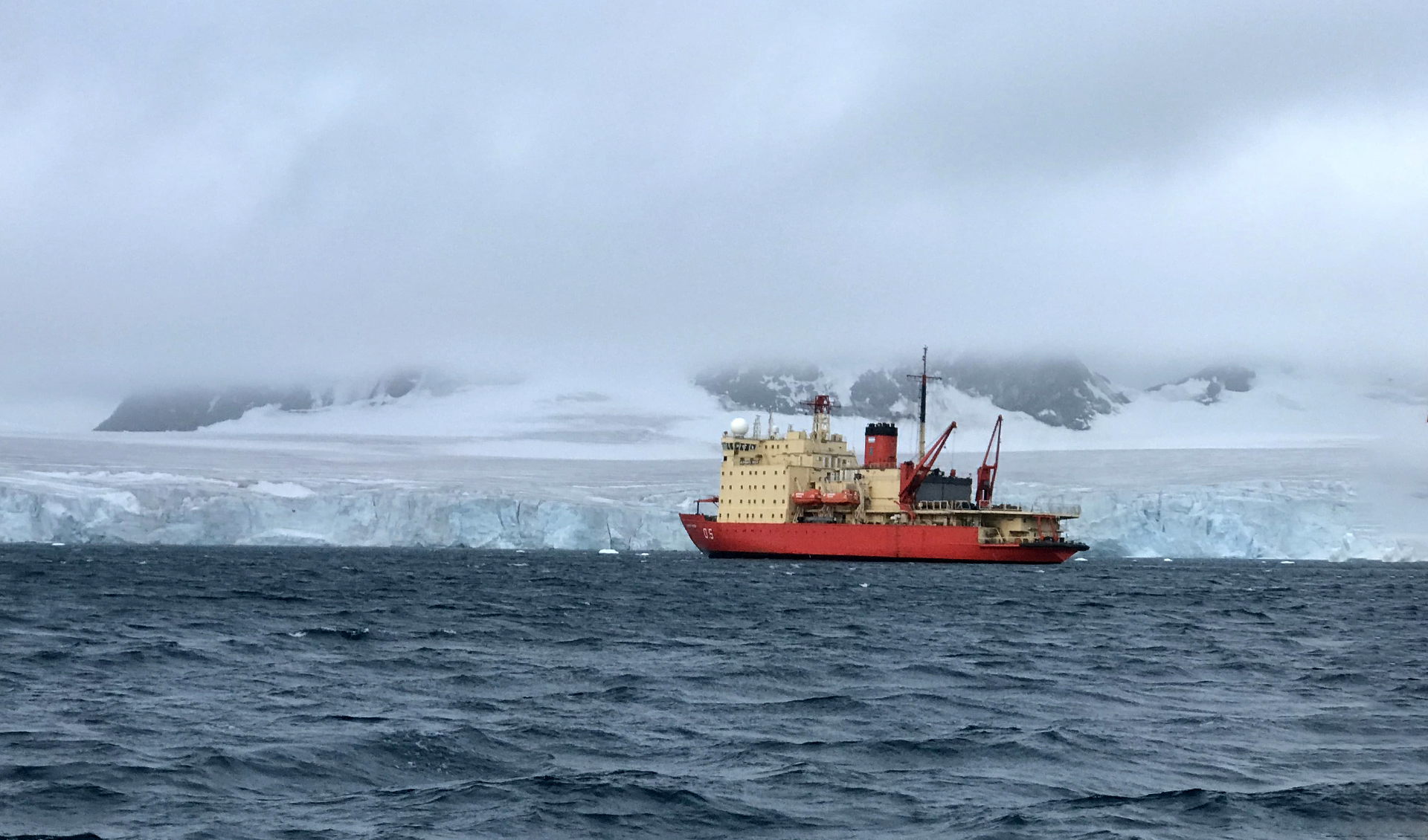 El rompehielos ARA “Almirante Irízar” reabasteció la Base Antártica Conjunta Orcadas