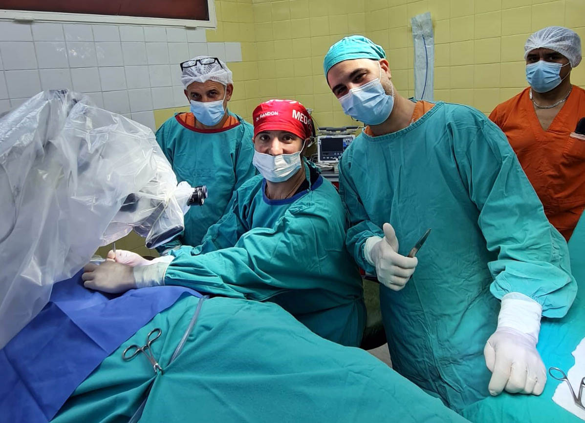 El Dr. Randón y el equipo, lograron captar el momento en medio de la intervención.