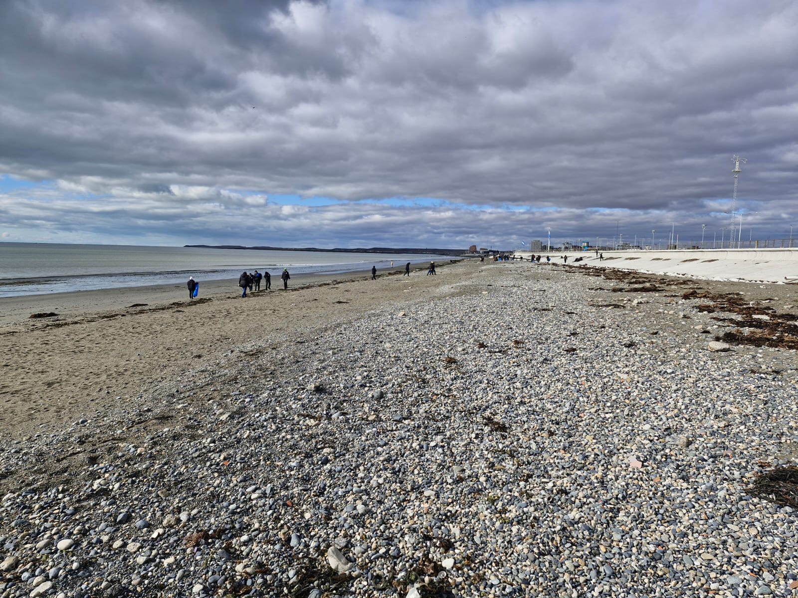 La EPEIM realizó una gran jornada de limpieza de las playas de Río Grande