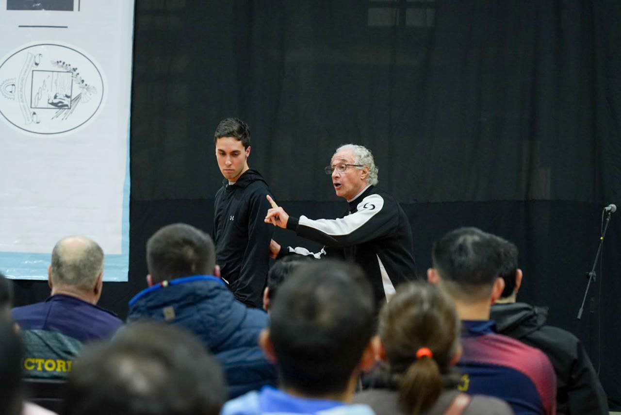 Alumnos participan de la primera clase de la carrera