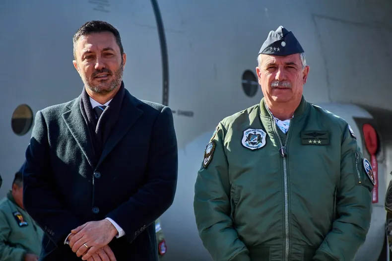 El Gobierno echó al jefe de la Fuerza Aérea por el uso indebido de aeronaves