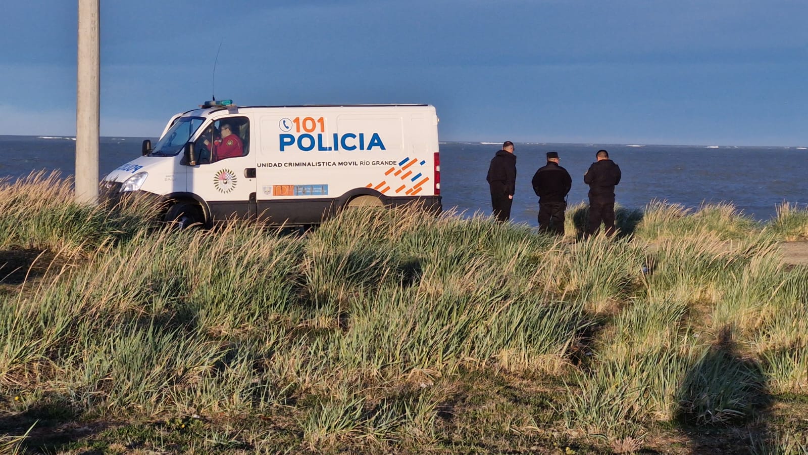 Momento en que se presentó el móvil policial al lugar del suceso. (Foto: Luis Champonay)