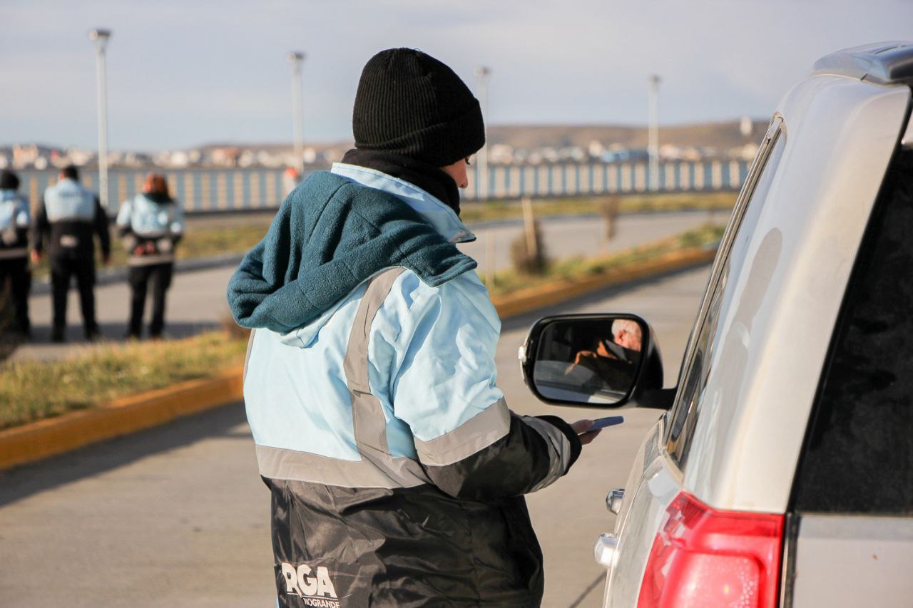 Personal de Tránsito municipal realizando controles de rutina en la ciudad de Río Grande, Tierra del Fuego.