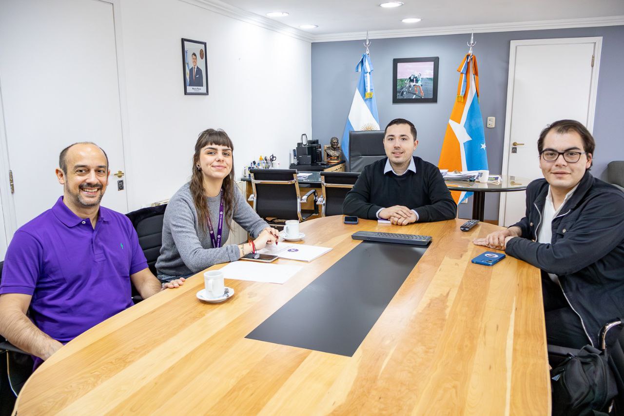 secretario de Gestión Ciudadana, Gonzalo Ferro, junto al director de Juventudes, Gustavo Casariego, recibieron a representantes de la ONG YFU Argentina.