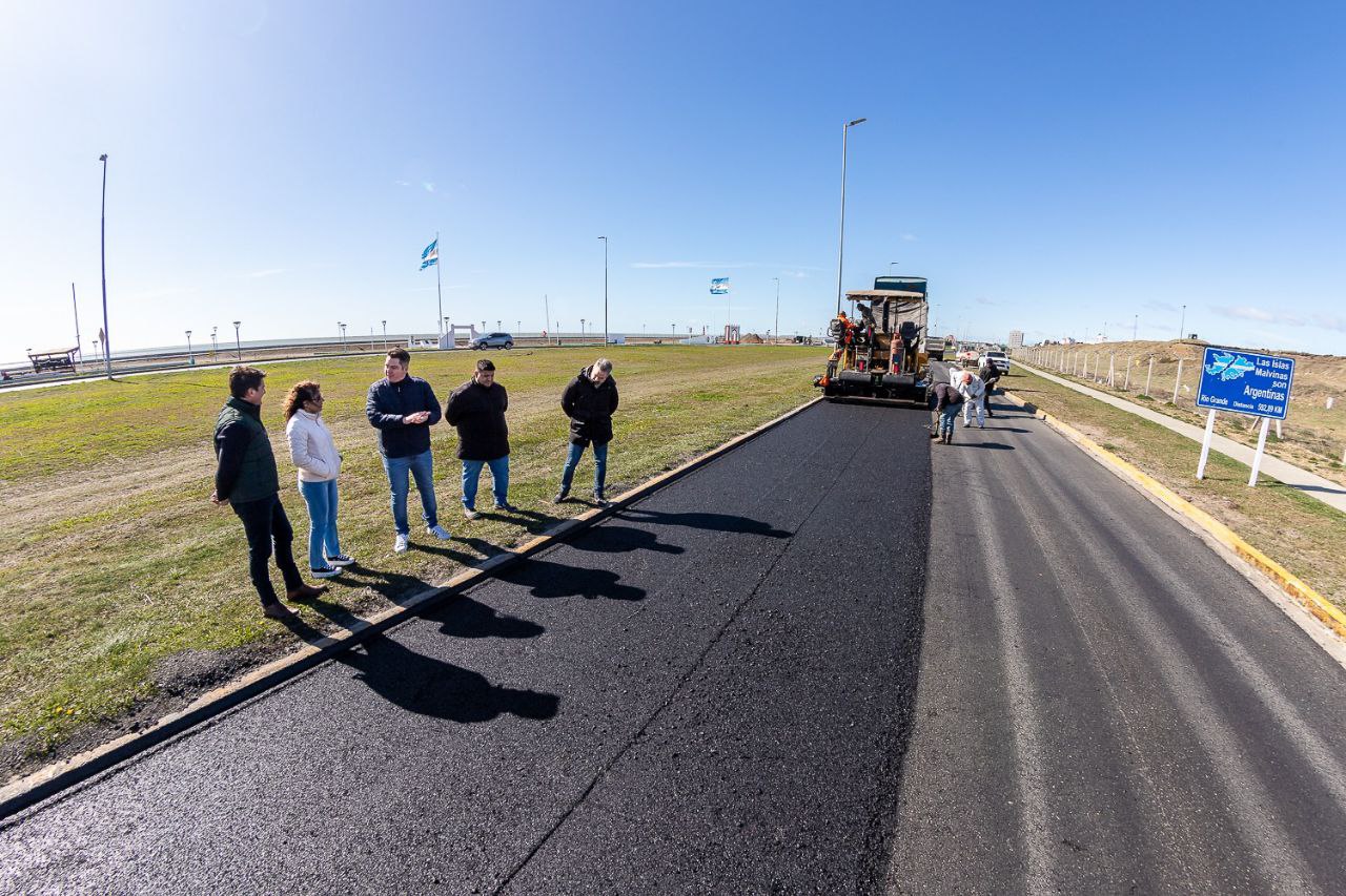 El intendente Martín Perez recorrió los avances de la remediación asfáltica de la Av. Héroes de Malvinas. 